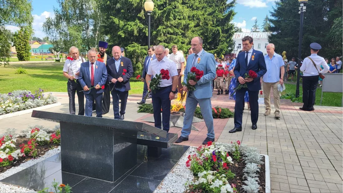 Возложение цветов к мемориалу